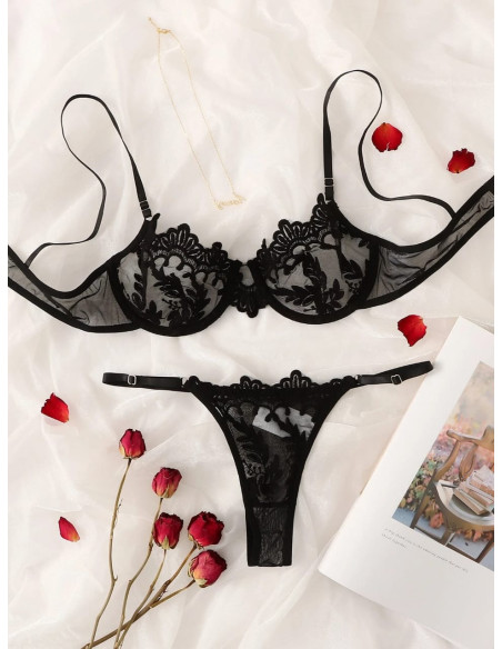 Set de Lencería con Bordado y Transparencia